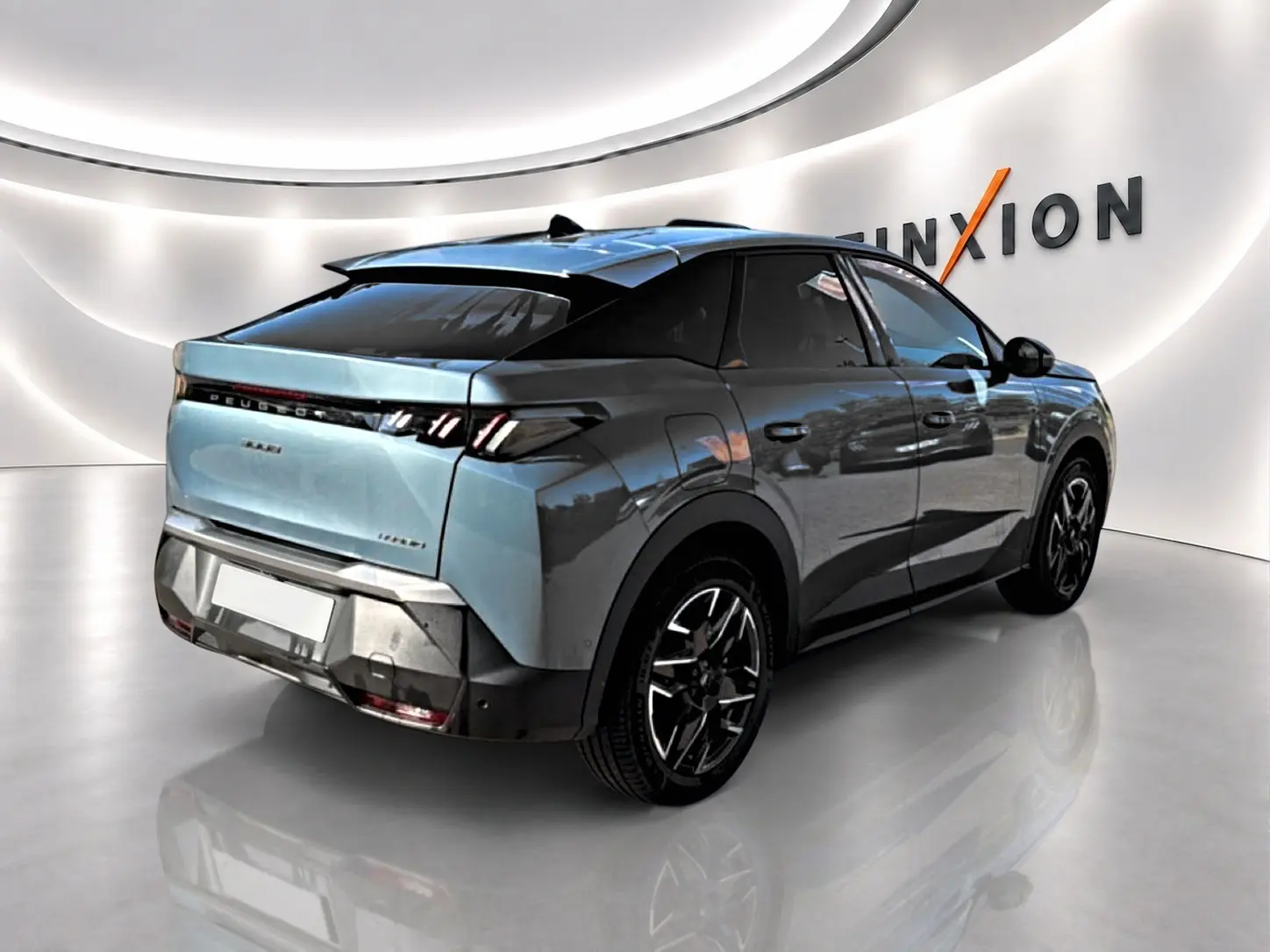 Vue 3/4 arrière droite du Peugeot 3008 1.2 hybrid 145 allure e-dcs6 bleu Ingara avec jantes alu noires.