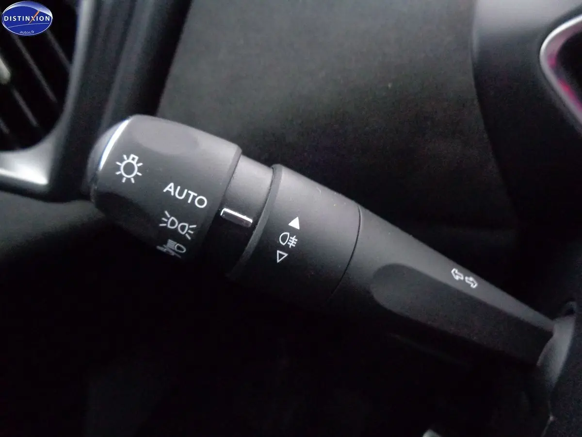 Gros plan sur la commande des feux automatique et antibrouillard à gauche du volant d'une DS3 Crossback blanc banquise.