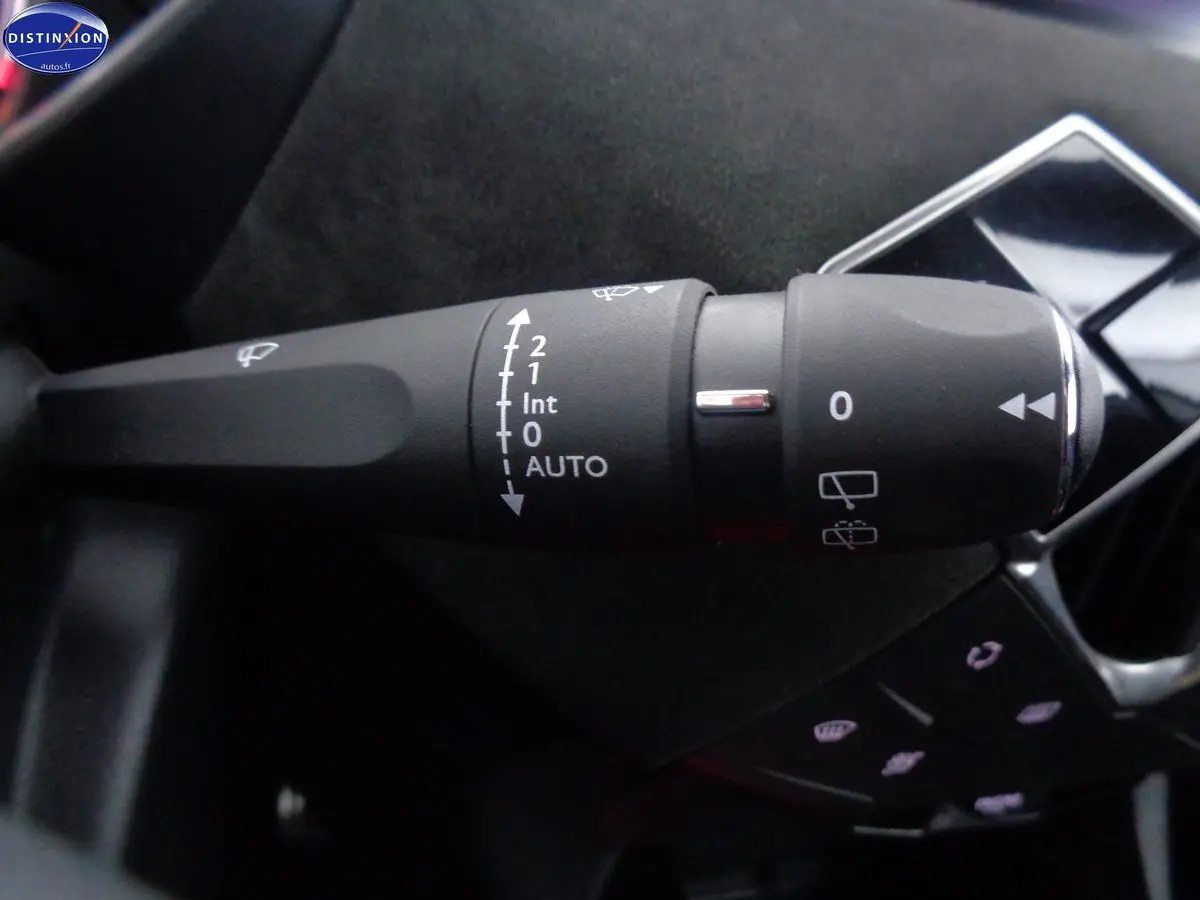 Gros plan sur la commande des essuie-glaces du DS3 Crossback blanc banquise, avec marquages blancs visibles.