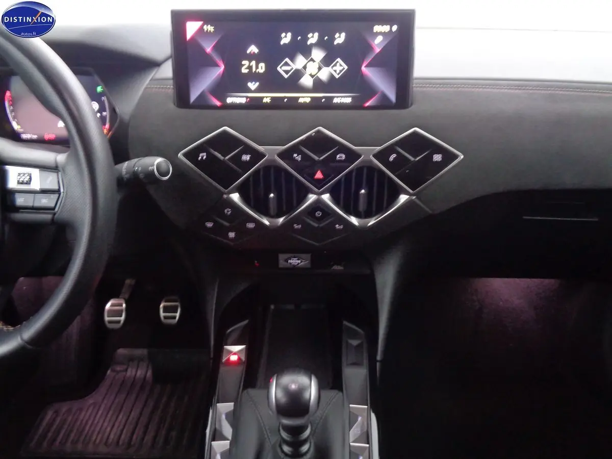 Vue intérieure du tableau de bord du DS3 Crossback blanc banquise, avec écran tactile et commandes en losange.