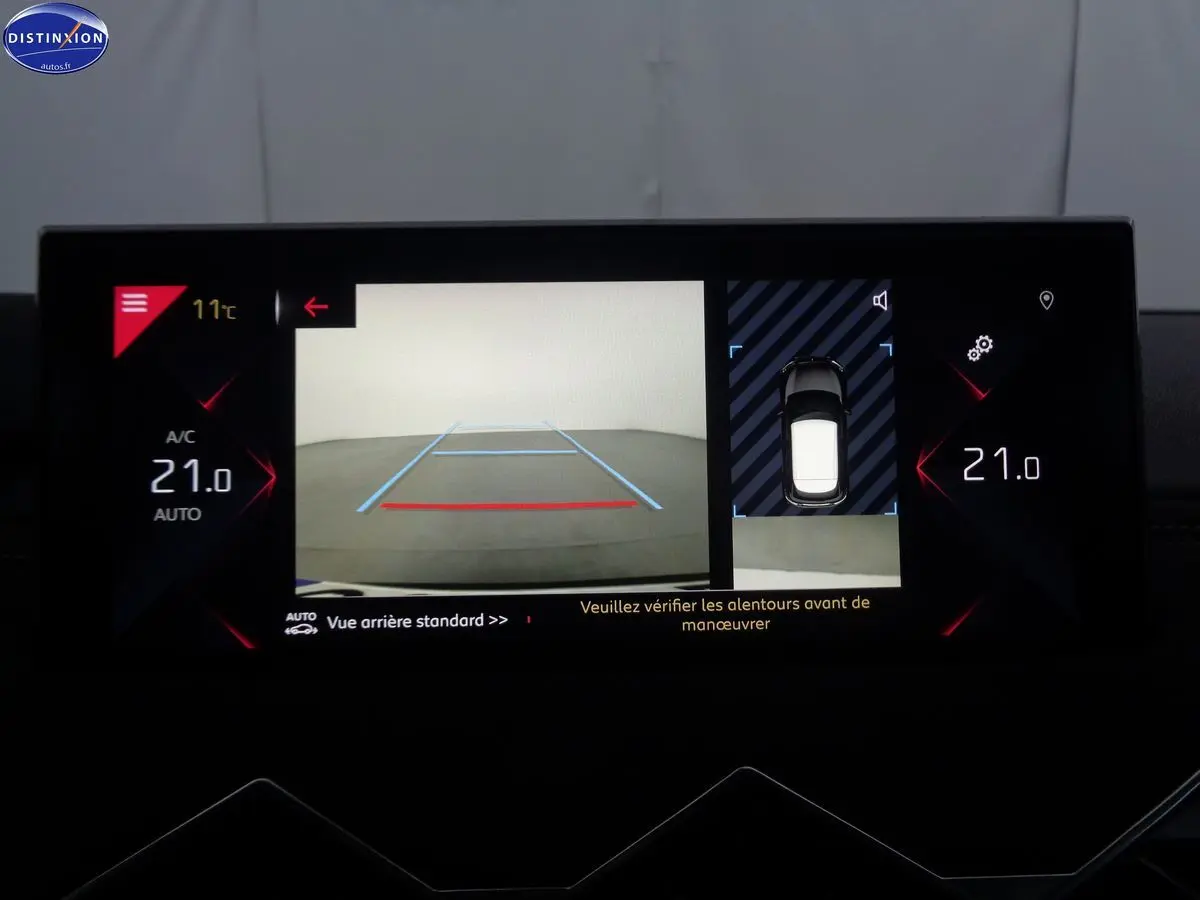 Écran multimédia du DS3 Crossback blanc banquise montrant la caméra de recul avec guidage et vue 360° intérieure.