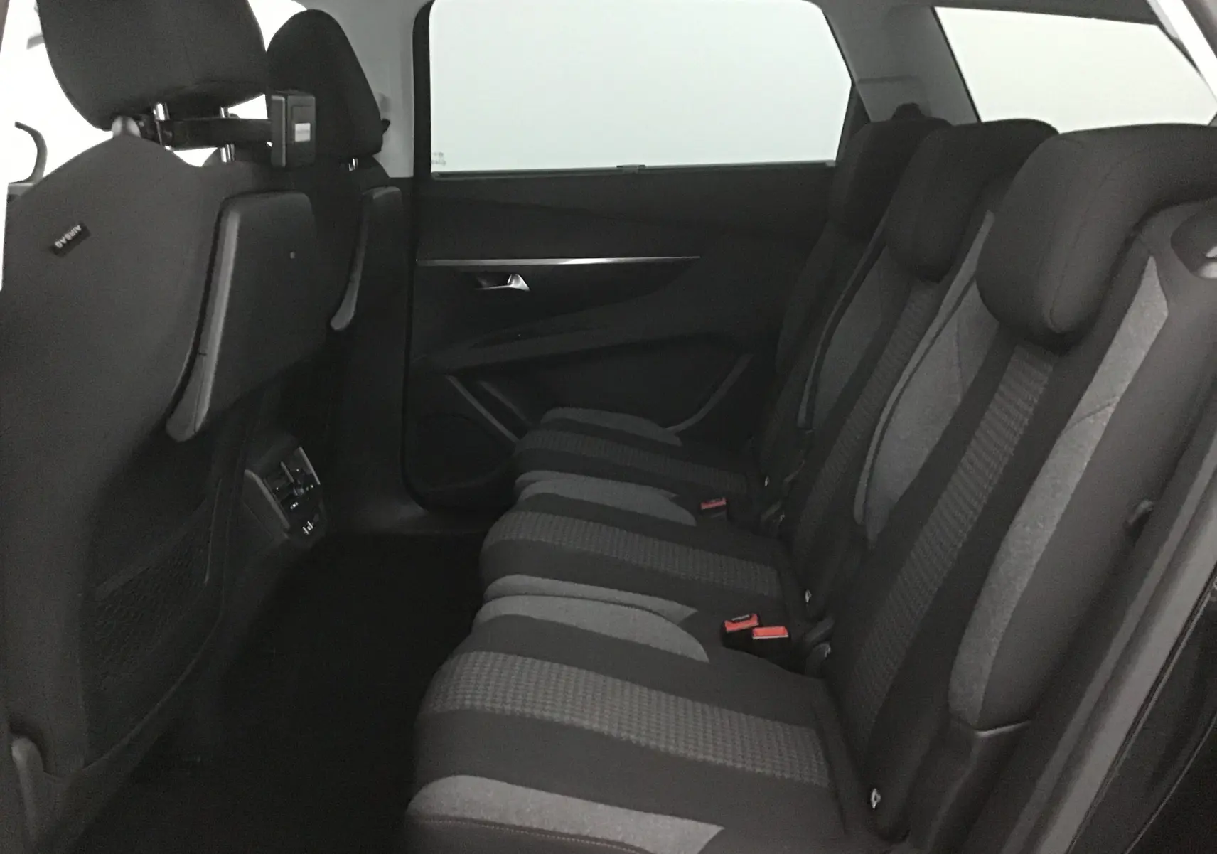 Vue intérieure côté droit des sièges arrière en tissu gris et noir du Peugeot 5008 noir 2019, version 7 places