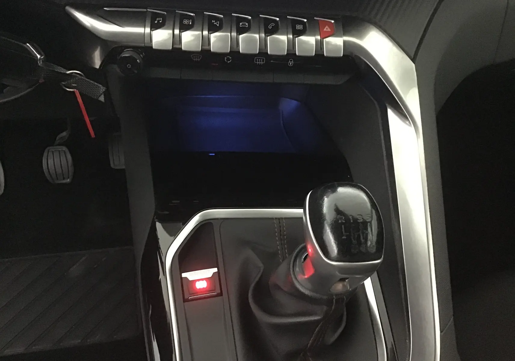 Vue rapprochée de la console centrale noire du Peugeot 5008 2019, mettant en valeur le levier de vitesse manuel et les boutons de commande.