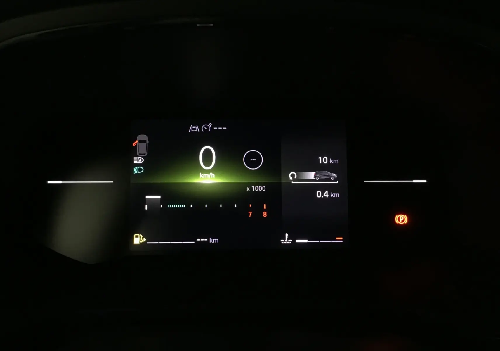 Tableau de bord numérique du Renault Captur 2025 affichant la vitesse à 0 km/h et l'indicateur de frein à main activé