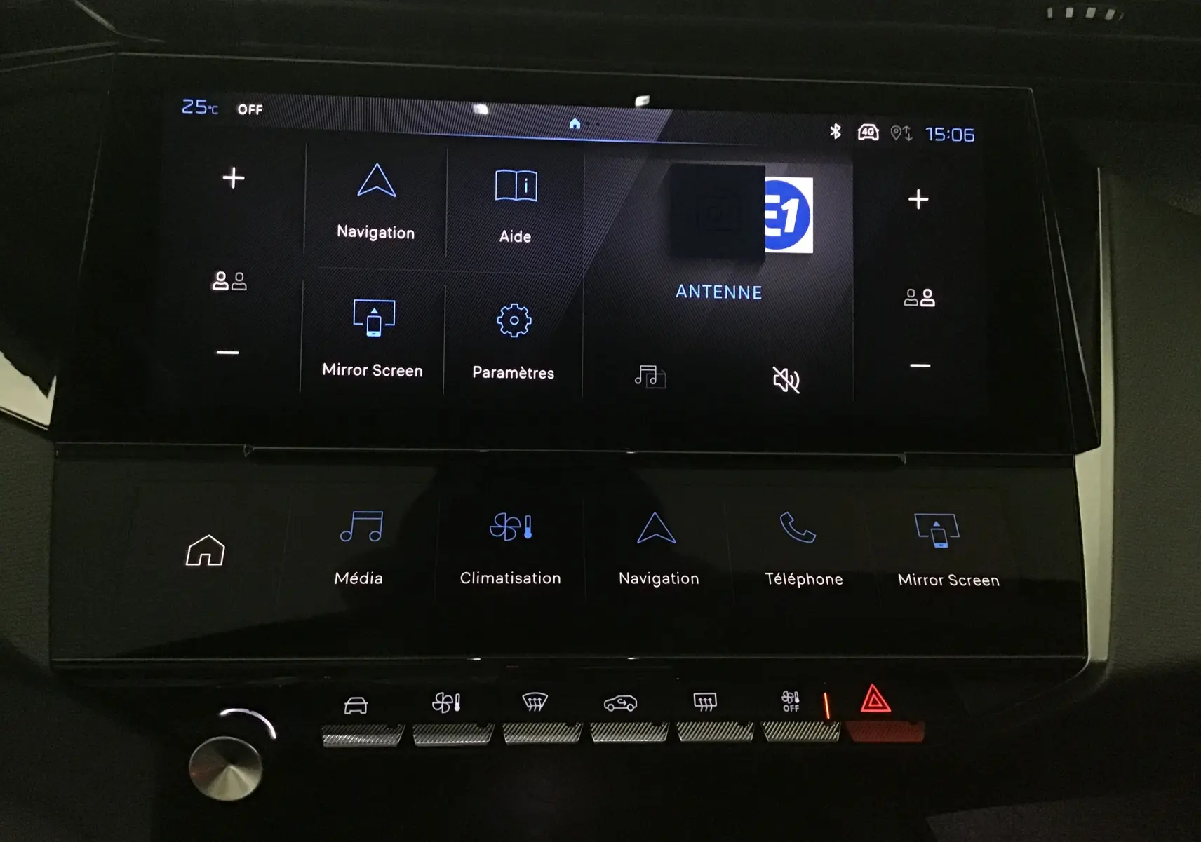 Vue rapprochée de l'écran tactile central et des commandes de la Peugeot 308 gris Artense, mettant en valeur l'interface multimédia.