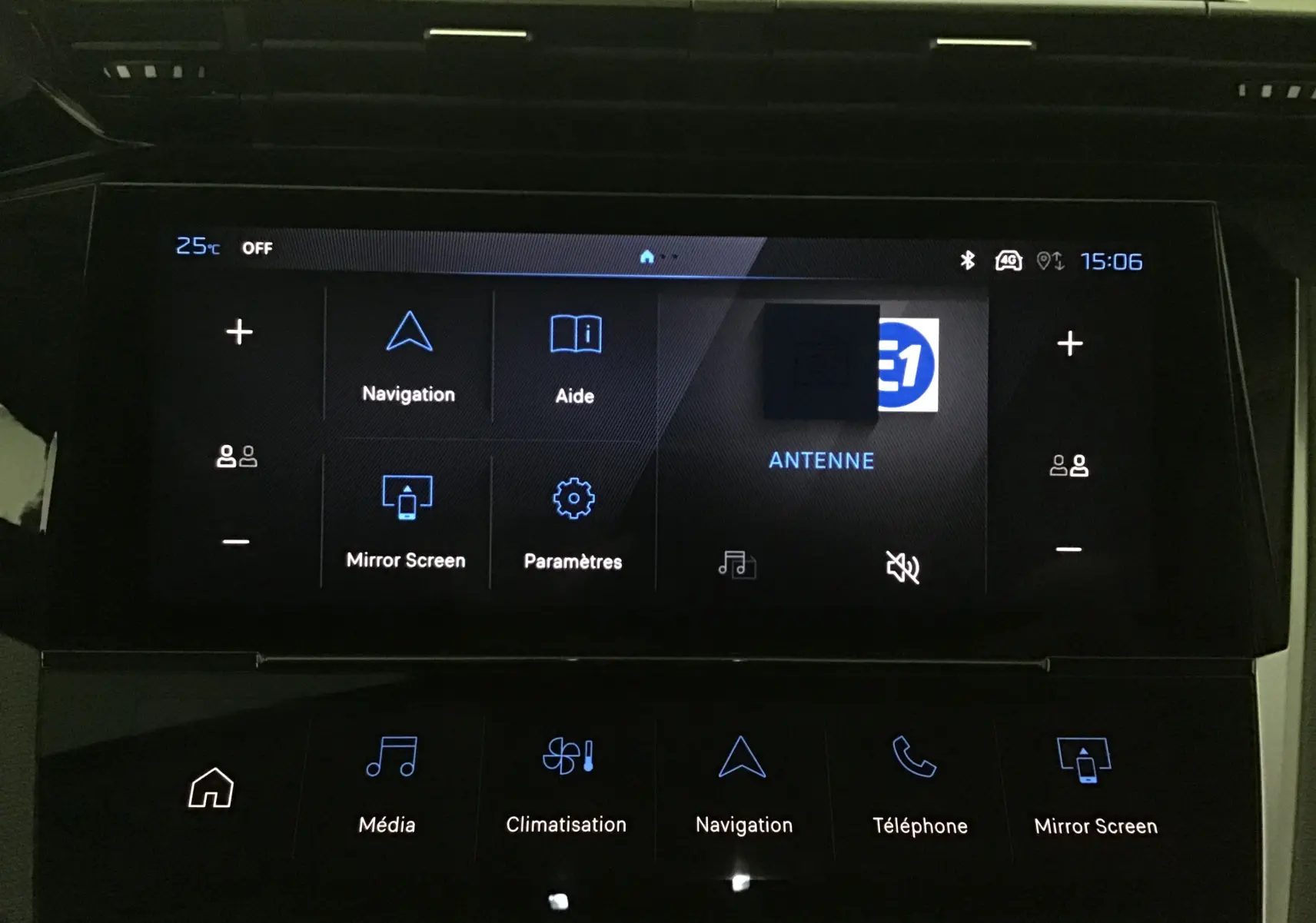 Écran tactile central de la Peugeot 308 gris Artense montrant les options de navigation et multimédia.