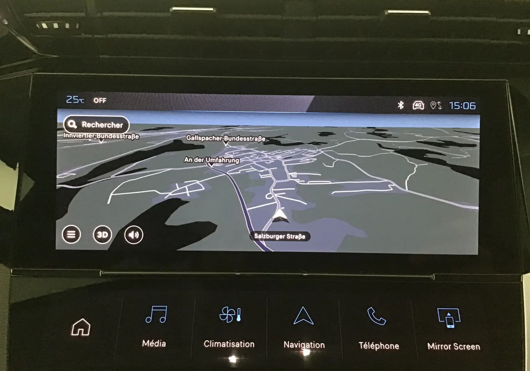 Écran tactile intérieur du Peugeot 308 gris Artense affichant la navigation avec carte en 3D et menu multimédia.