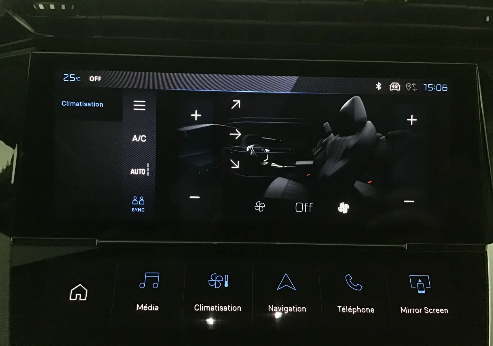 Écran tactile de la climatisation affichant l'intérieur sombre avec sièges avant d'une Peugeot 308 gris Artense.