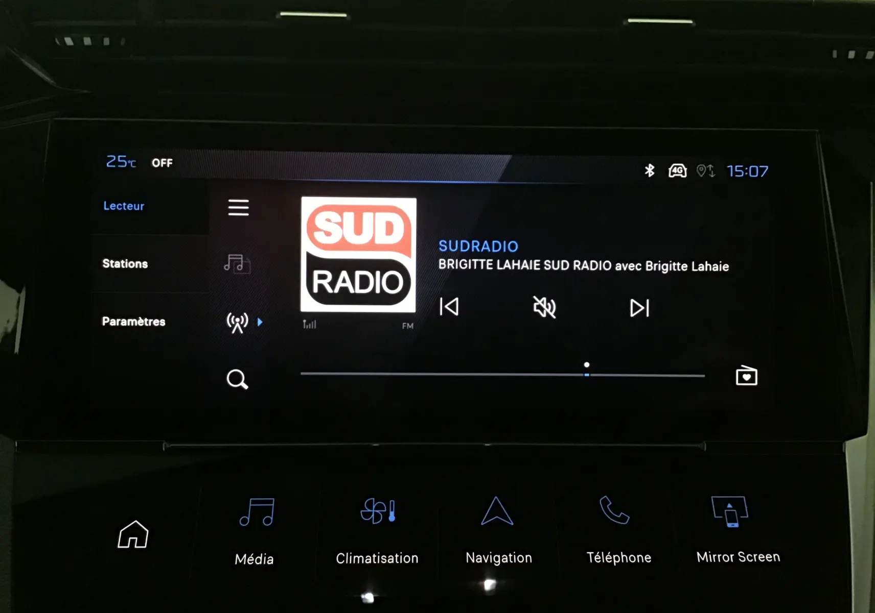 Écran tactile intérieur de la Peugeot 308 gris Artense affichant la radio Sud Radio et les commandes multimédia.