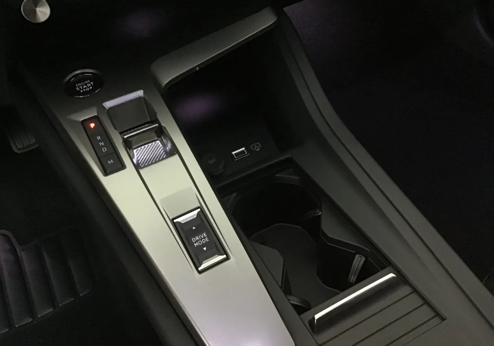 Console centrale de la Peugeot 308 gris Artense montrant la commande de boîte auto et le bouton Drive Mode en gros plan.