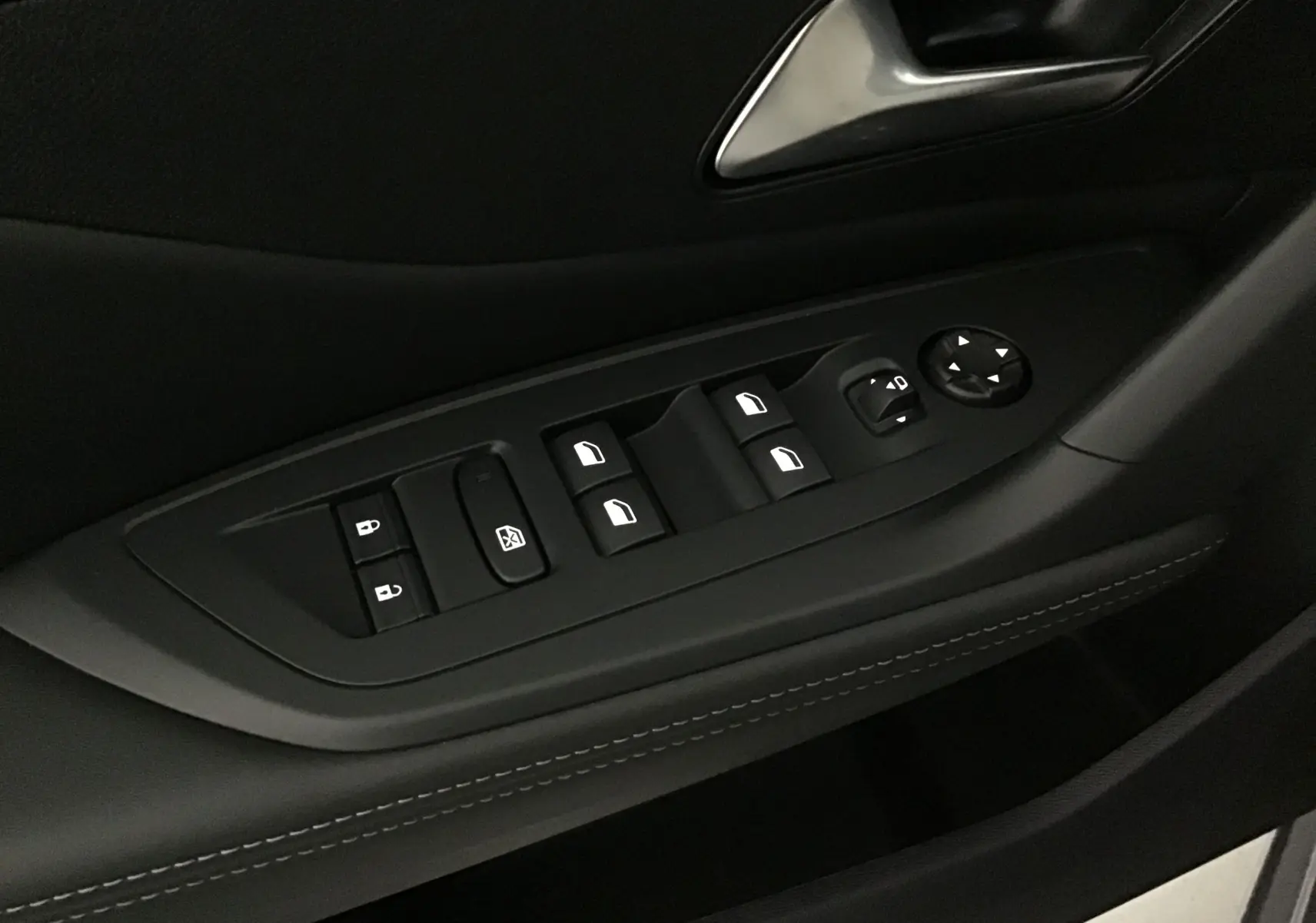 Commande des vitres électriques et réglage des rétroviseurs côté conducteur dans une Peugeot 308 gris Artense finition Allure+Pack Accès.