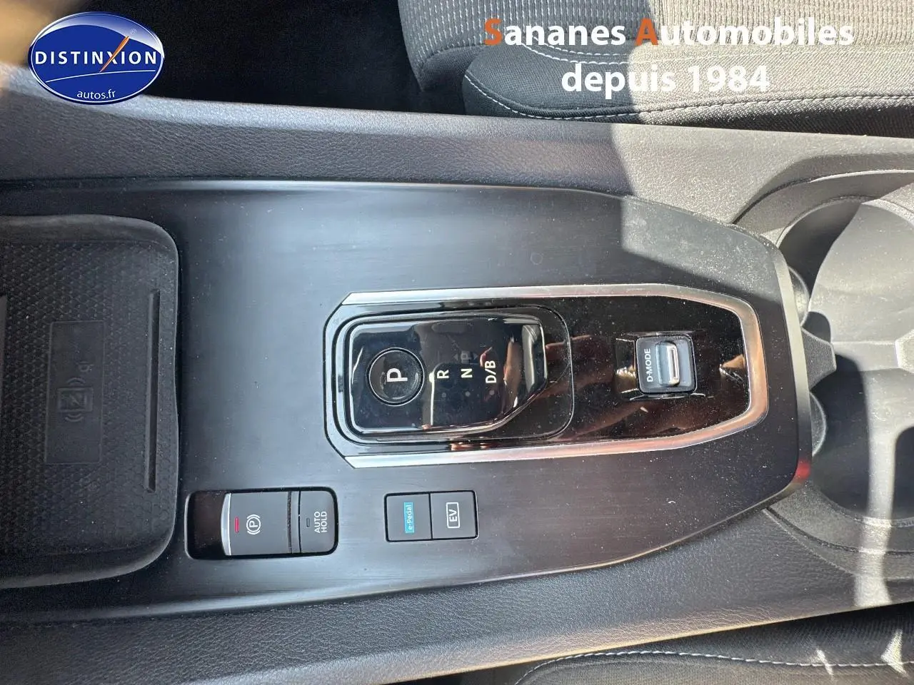Vue plongeante sur la console centrale noire du Nissan Qashqai 1.5 e-Power 2023 avec sélecteur de boîte auto et boutons EV et e-Pedal.