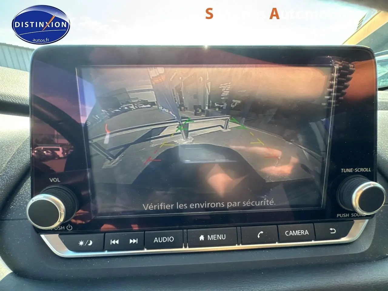 Écran tactile du Nissan Qashqai Business Edition 2023 montrant la caméra de recul en marche.