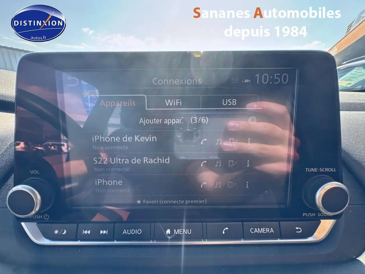 Écran tactile 8 pouces du Nissan Qashqai bleu foncé 2023 affichant les connexions Bluetooth et WiFi.