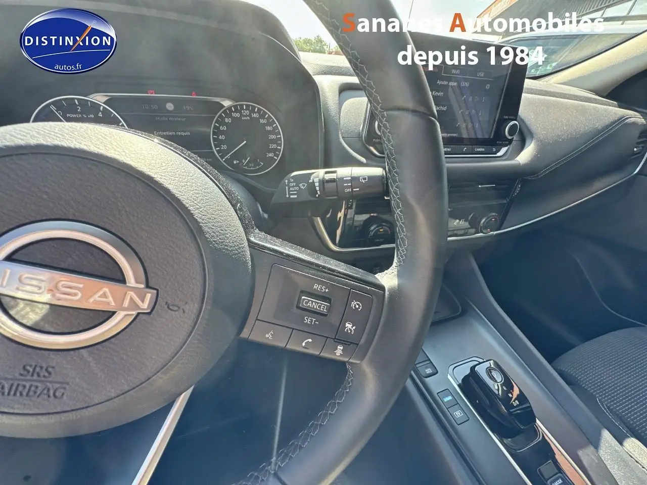 Intérieur du Nissan Qashqai 1.5 e-Power 2023 vu côté conducteur, volant avec commandes et écran tactile visible.