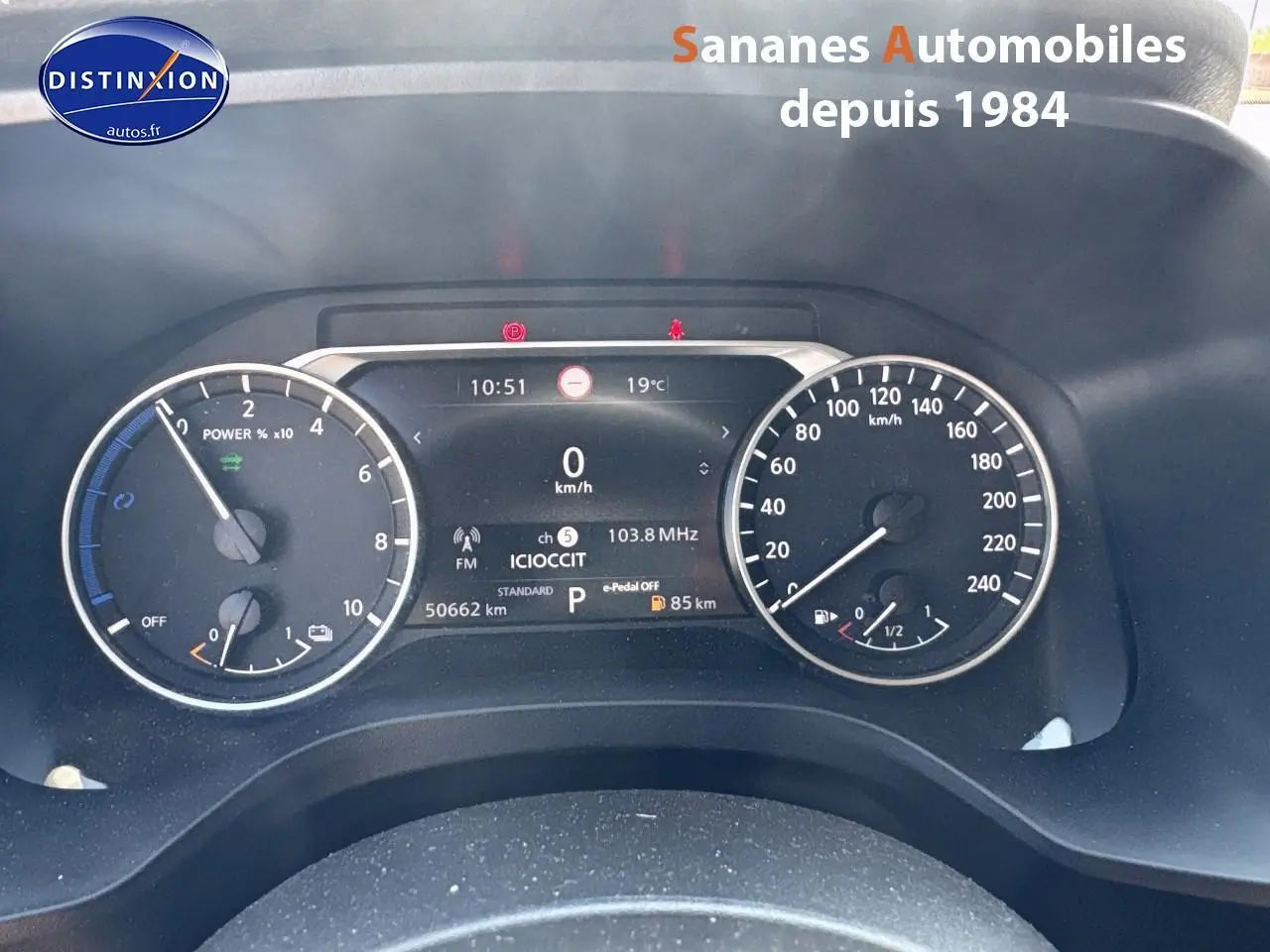 Tableau de bord du Nissan Qashqai 1.5 e-Power 2023, affichage numérique et compteurs analogiques en vue frontale.