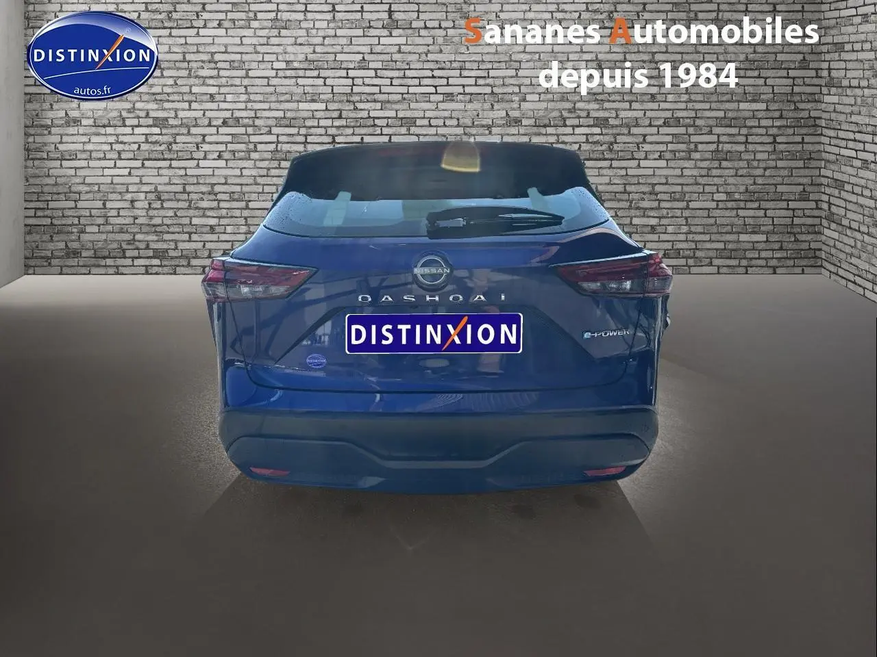 Vue arrière d'un Nissan Qashqai bleu foncé e-Power 2023 avec badges distinctifs et caméra de recul visible.
