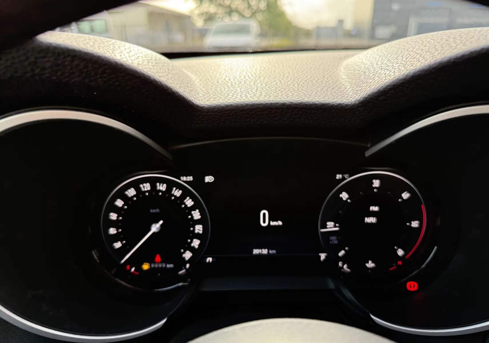 Tableau de bord de l'Alfa Romeo Stelvio 2023, vue frontale sur les compteurs numériques et indicateurs lumineux.