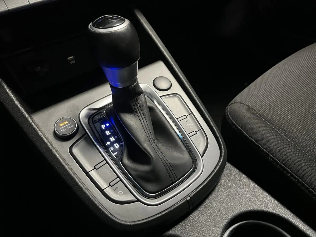 Le levier de vitesses automatique en cuir noir du Hyundai Kona 1.6 CRDi Hybrid 48V Business, vue intérieure rapprochée.
