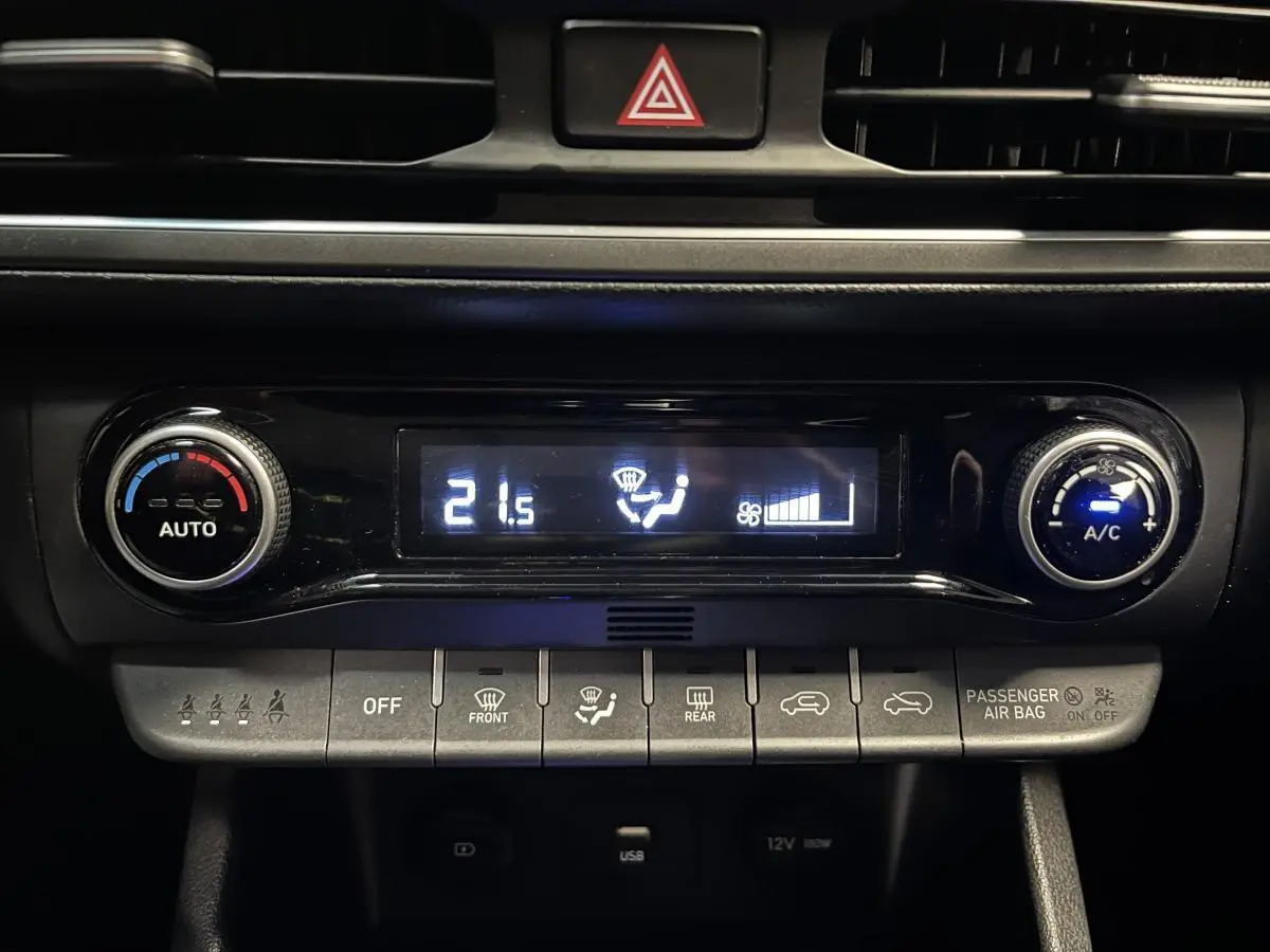 Panneau de commande de climatisation automatique du Hyundai Kona 2022, affichant 21,5°C et réglage ventilateur.