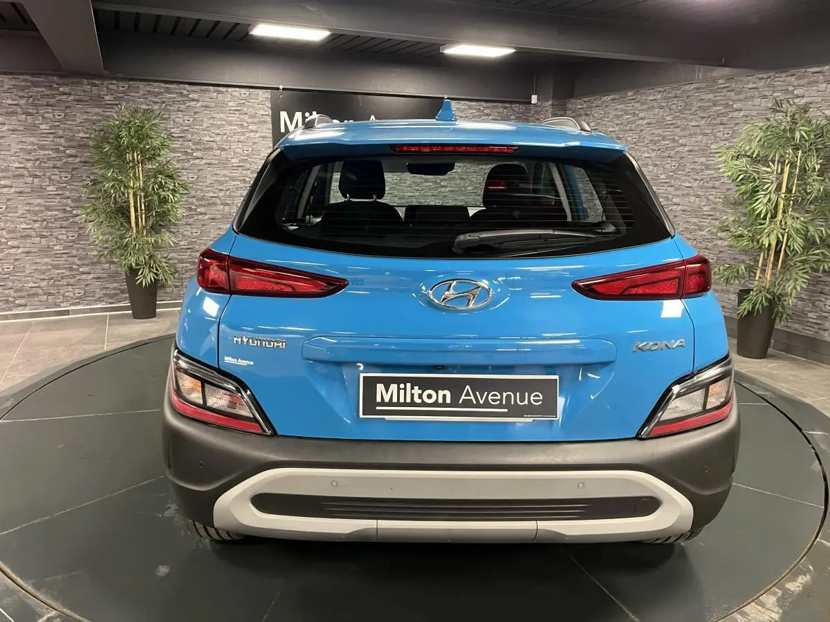 Vue arrière d'un Hyundai Kona bleu avec pare-chocs noir et plaque d'immatriculation Milton Avenue.
