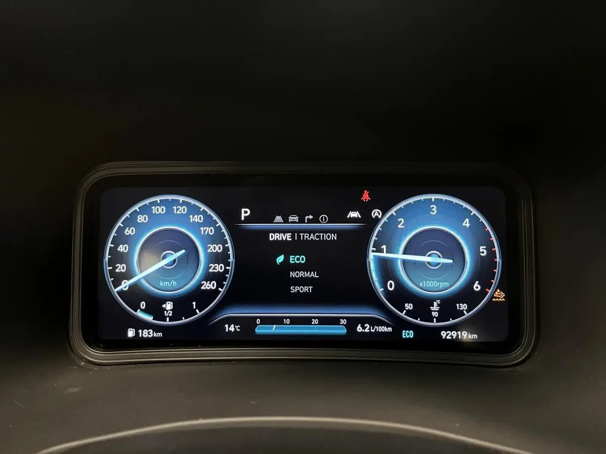 Compteurs numériques bleus du tableau de bord du Hyundai Kona 1.6 CRDi Hybrid 48V, affichant mode de conduite ECO.