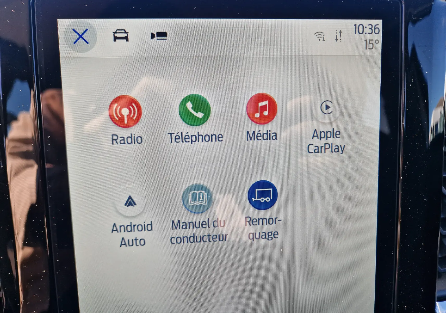 Écran tactile central du Ford Ranger Super Cabine 2026 affichant les options Radio, Téléphone, Média et Apple CarPlay.