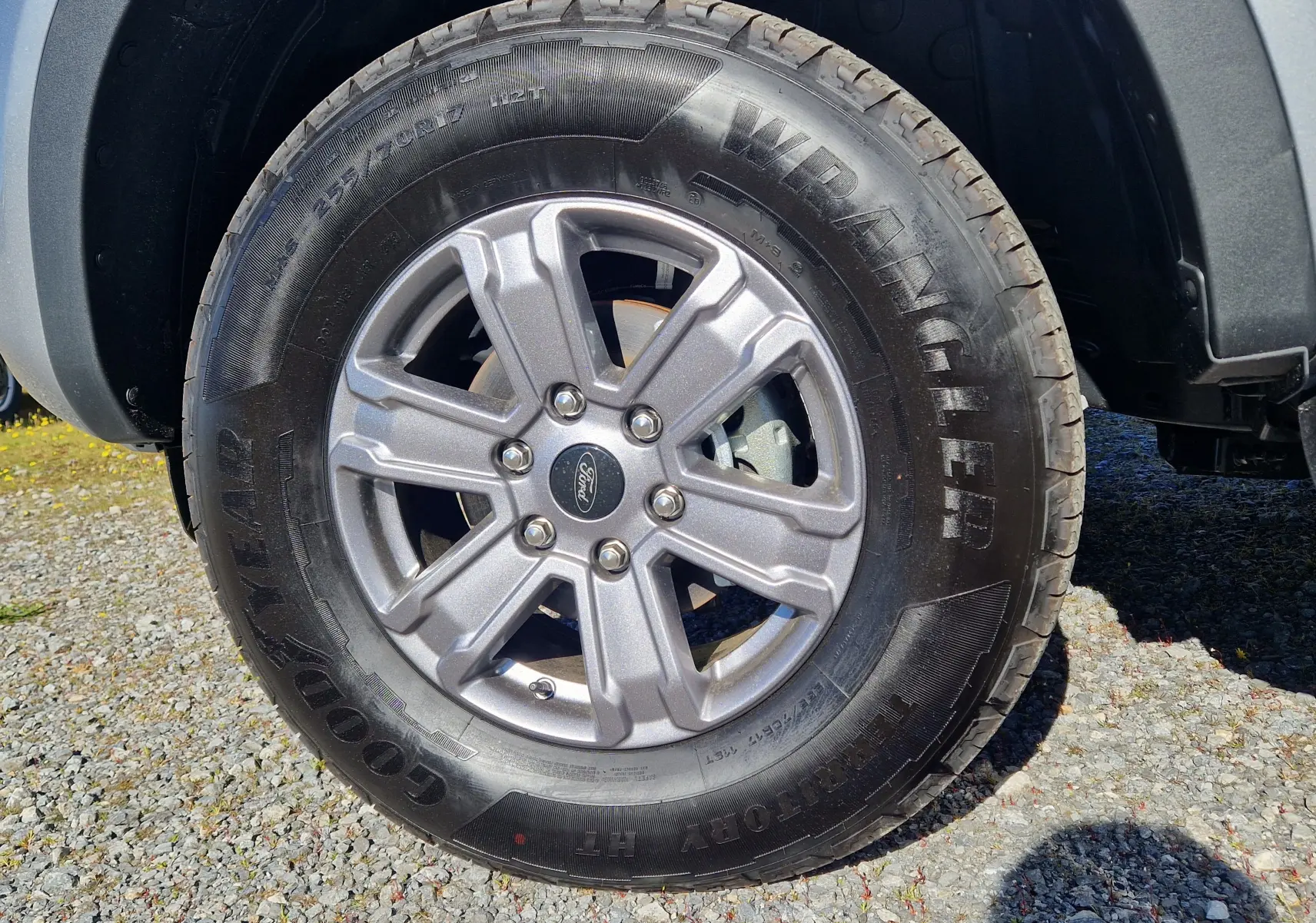 Gros plan sur la roue avant droite du Ford Ranger Super Cabine gris Iconic avec jante alliage et pneu Goodyear Wrangler.