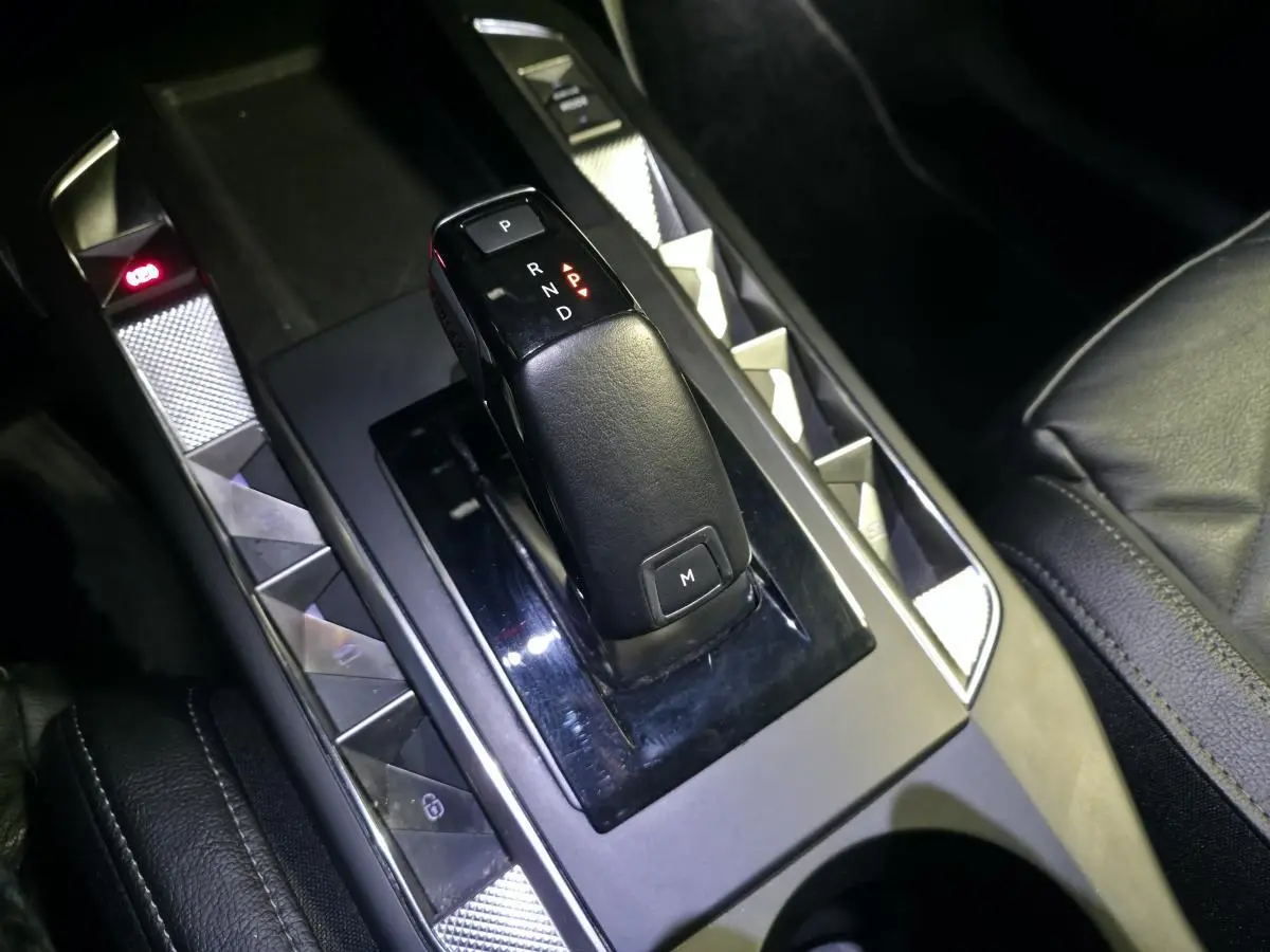 Gros plan sur le levier de vitesses automatique noir dans l’habitacle cuir noir du DS3 Crossback gris.