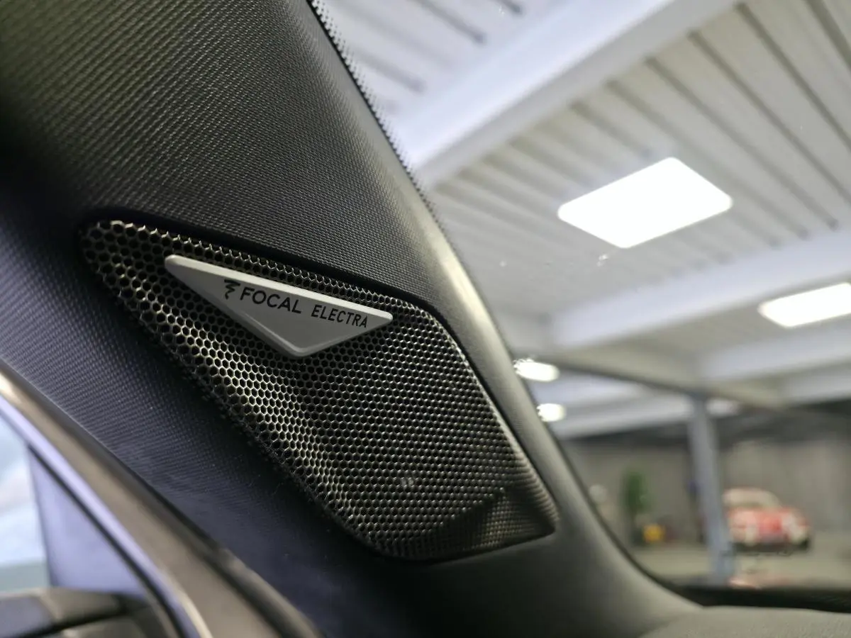 Gros plan sur l'enceinte Focal Electra intégrée à l'intérieur noir du DS3 Crossback 2022.