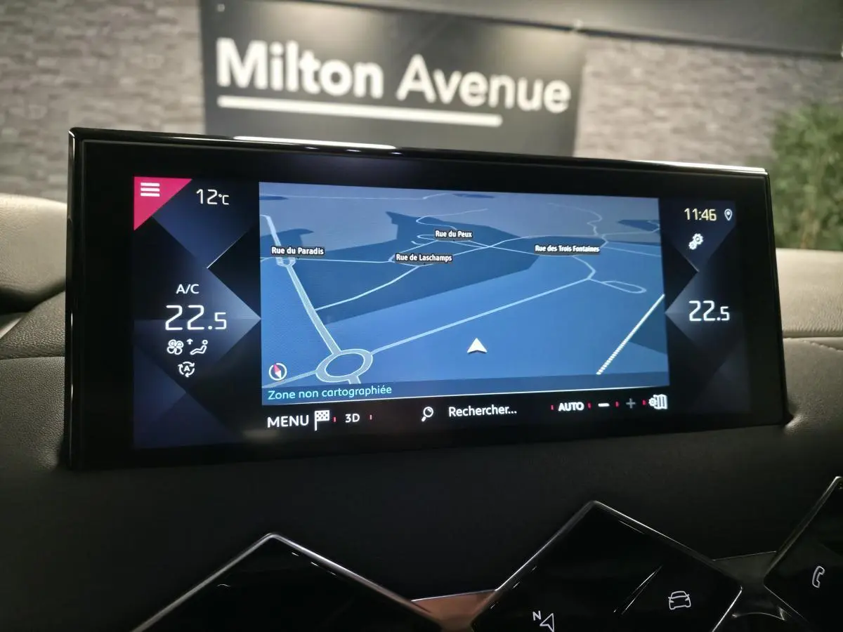 Écran tactile central du DS3 Crossback 2022 affichant la navigation avec interface bleue et commandes climatisation.