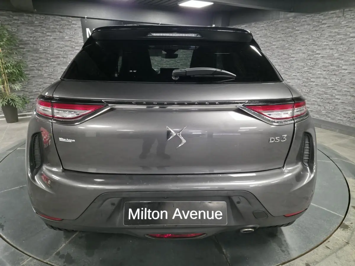 Vue arrière d'un DS3 Crossback gris métallisé avec feux LED et logo DS centré sur le hayon.