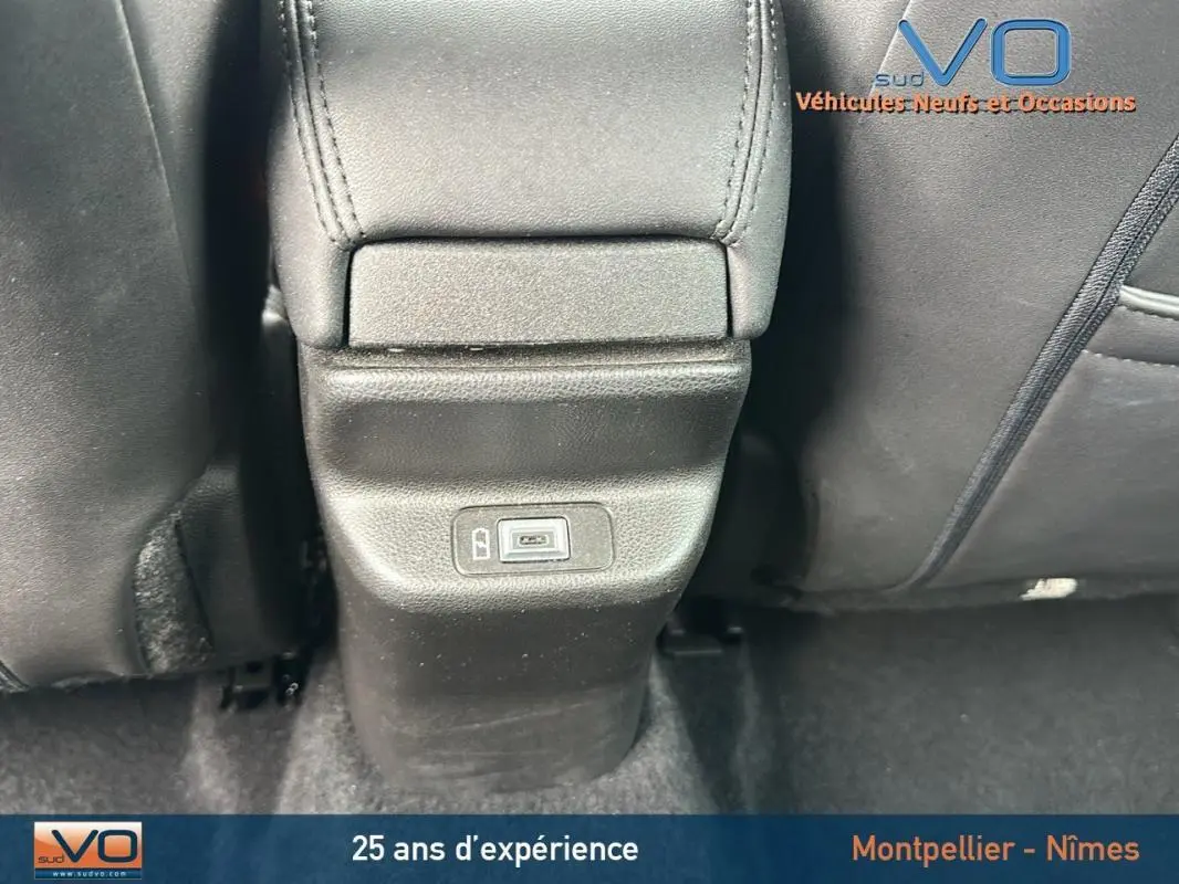 Prise de vue rapprochée du port USB situé à l'arrière de la console centrale du Jeep Avenger gris foncé 2024.