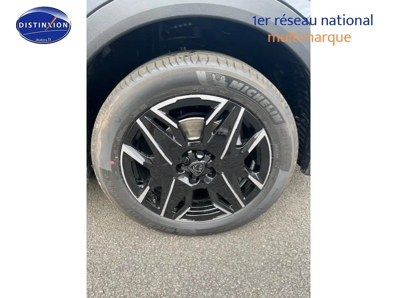 Gros plan sur la jante alu noire et argentée avec pneu Michelin du côté gauche du Peugeot 3008 gris titane.