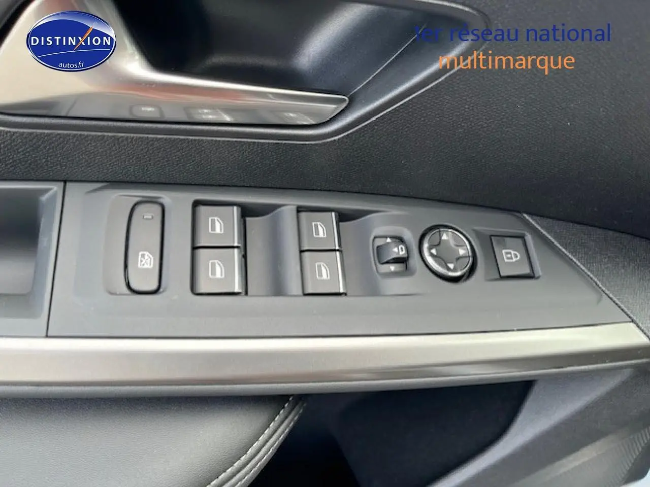 Détail des commandes de lève-vitres et rétroviseurs côté gauche intérieur d’un Peugeot 3008 gris titane.