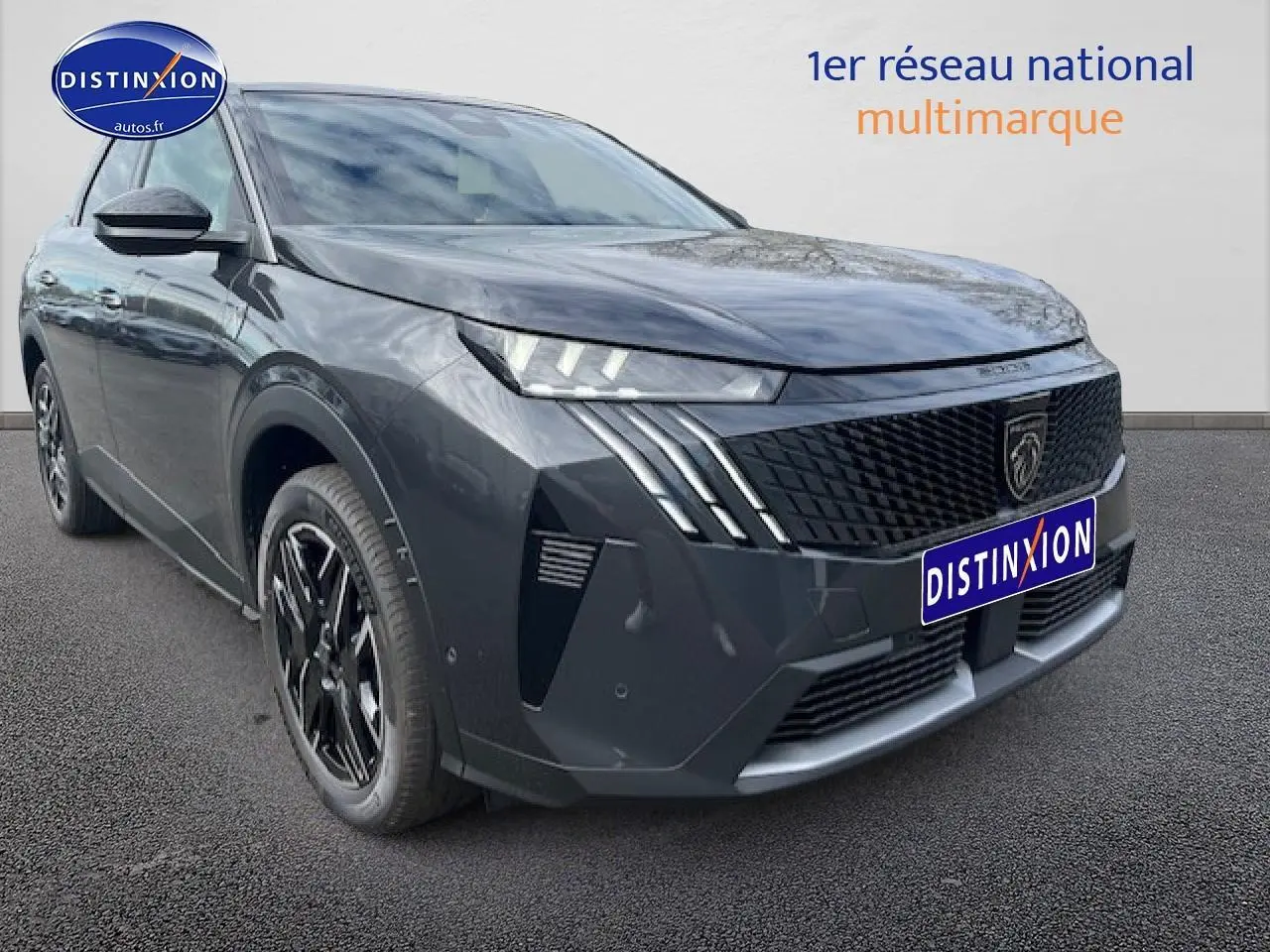 Peugeot 3008 gris titane en 3/4 avant droit, mettant en valeur sa calandre et ses phares LED distinctifs.
