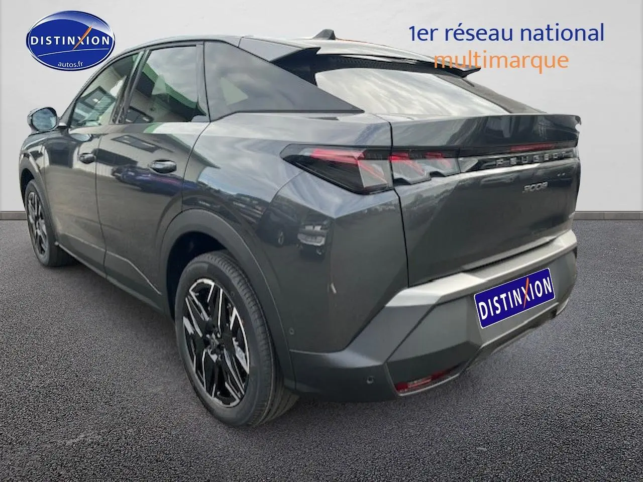 Vue 3/4 arrière droite du Peugeot 3008 gris titane avec jantes alu noires et feux arrière LED distinctifs.