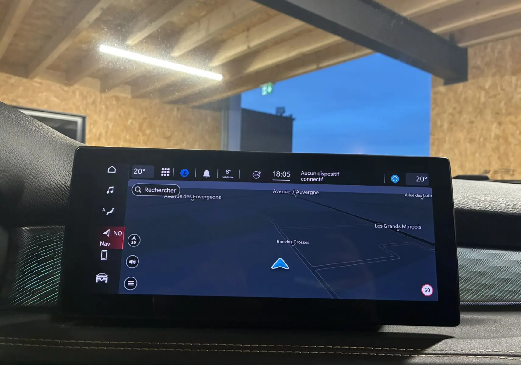 Écran central tactile de navigation de l'Alfa Romeo Tonale 1.3 PHEV 280 BVA TI, vue intérieure avant, ambiance sombre.