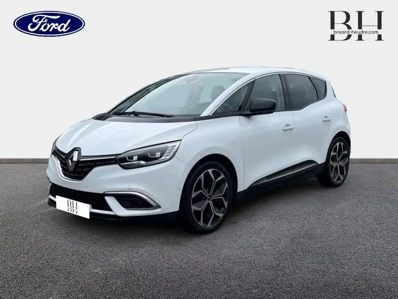 Renault Scénic blanc nacré en 3/4 avant droit, avec jantes alliage et détails noirs contrastants.