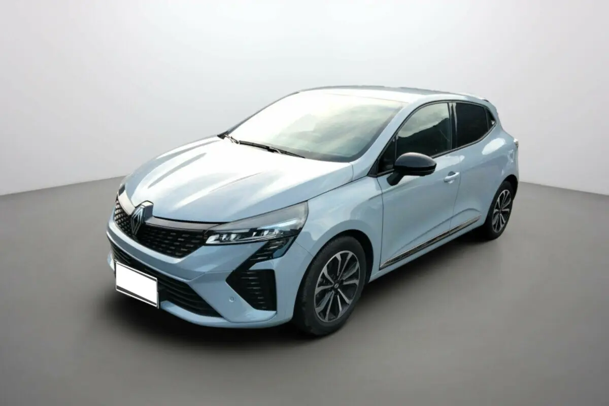 Renault Clio V TCe 90 Techno Plus gris rafale, vue 3/4 avant mettant en valeur ses feux full LED et jantes alu noires.