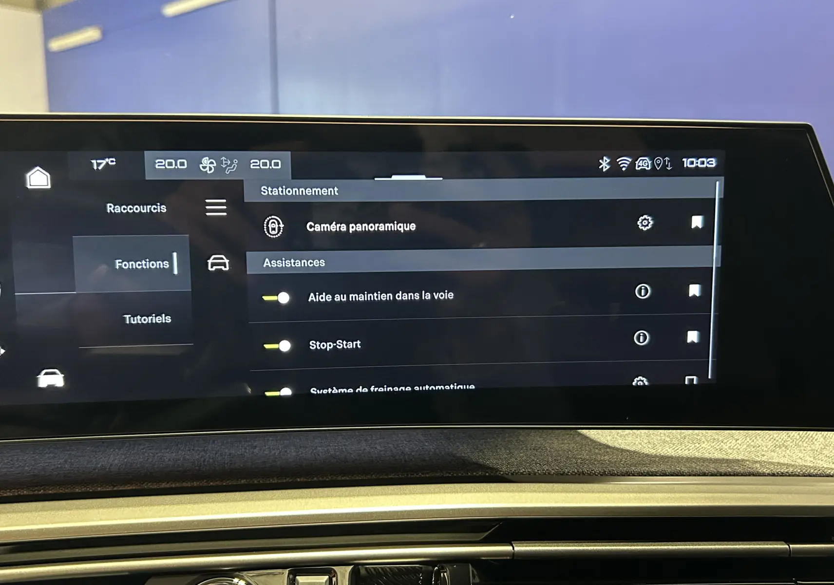 Écran tactile intérieur du Peugeot 5008 Hybrid 2025 affichant les options d'assistance à la conduite.