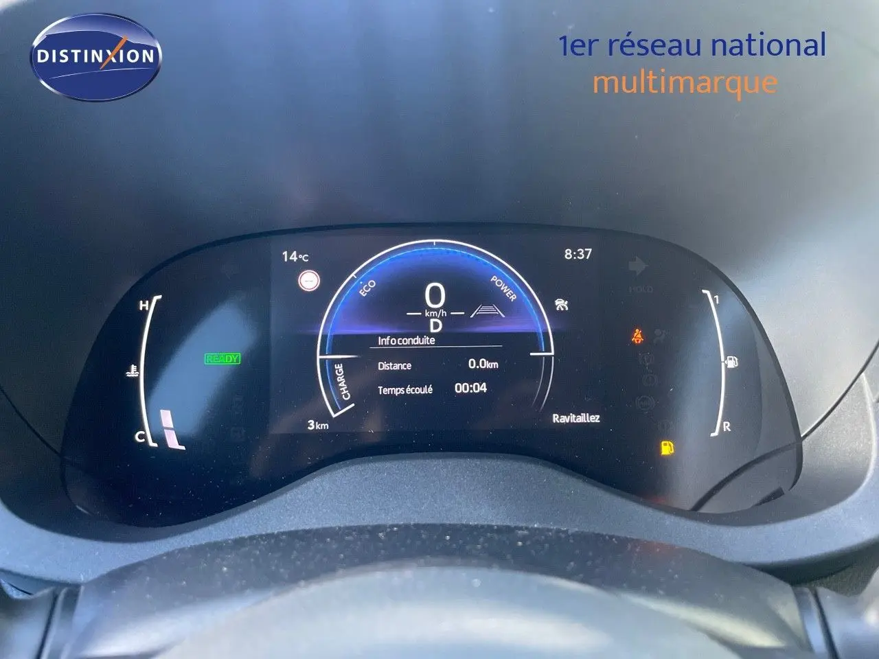 Tableau de bord numérique de la Toyota Yaris Hybrid 2025 affichant vitesse, température et indicateurs de conduite.