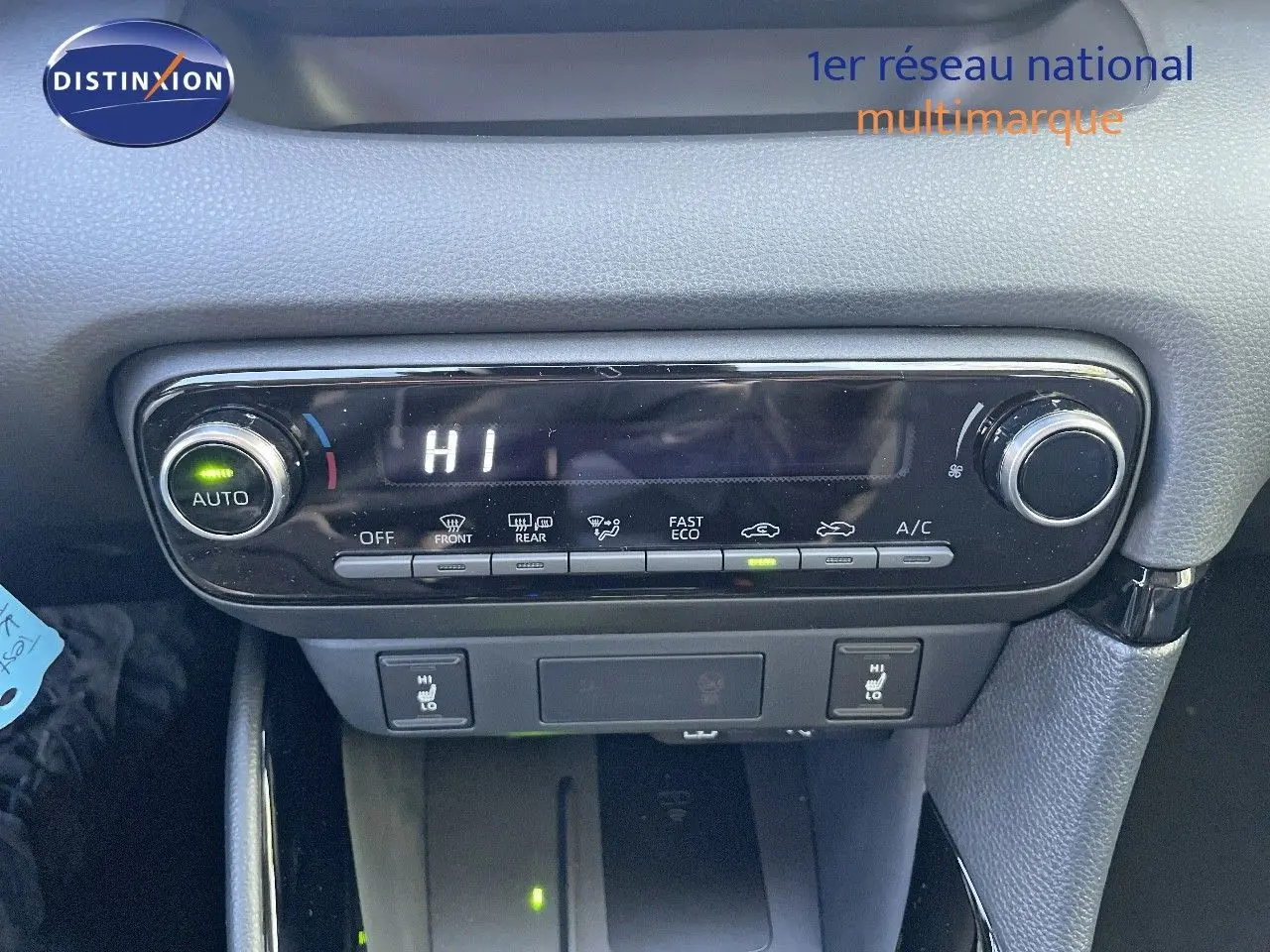 Panneau de commande de climatisation avec affichage digital et réglages sur Toyota Yaris Hybrid 2025 noir métal.
