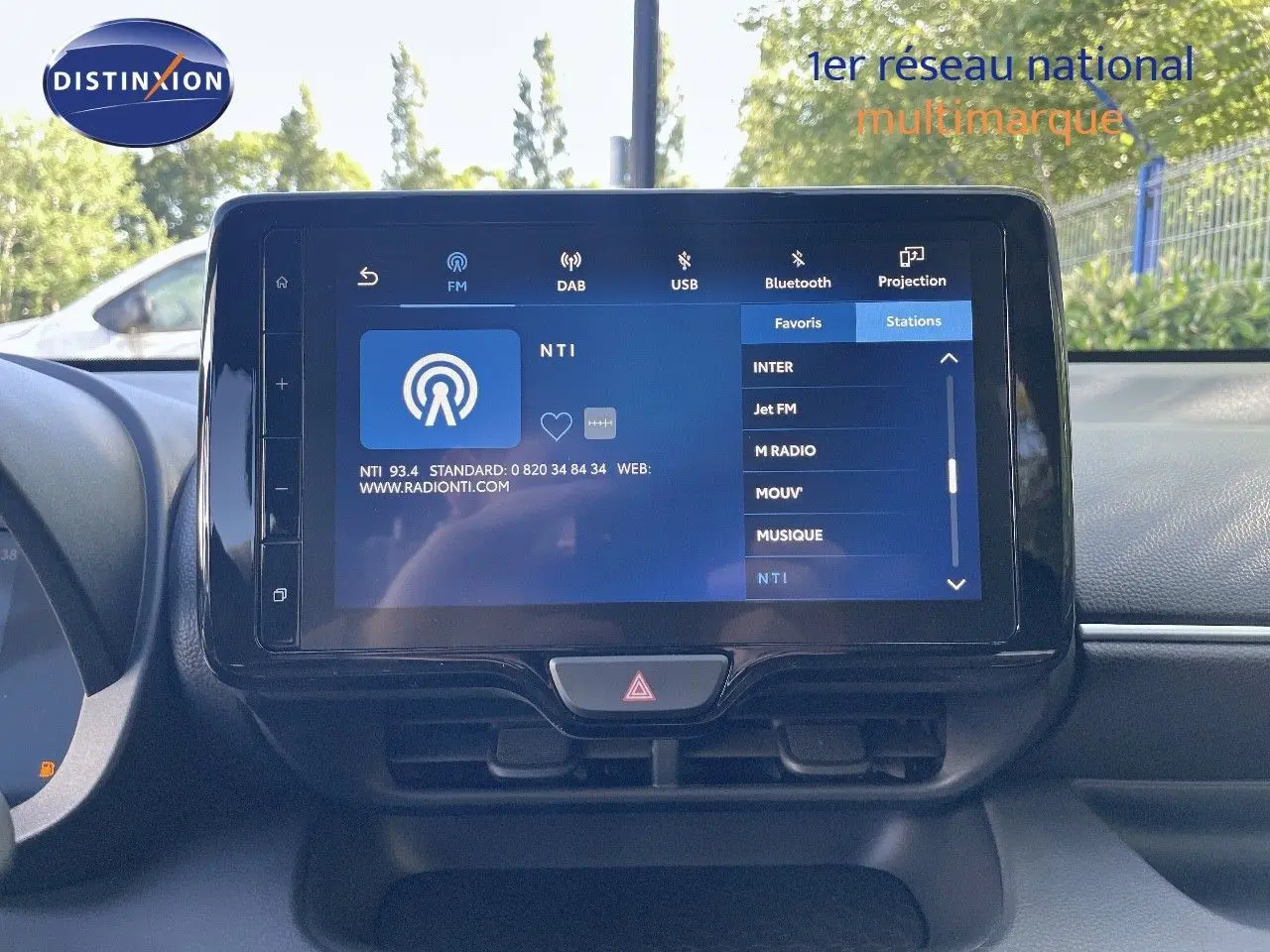 Écran tactile central affichant la radio DAB dans l'habitacle d'une Toyota Yaris Hybrid 2025 noire métal.