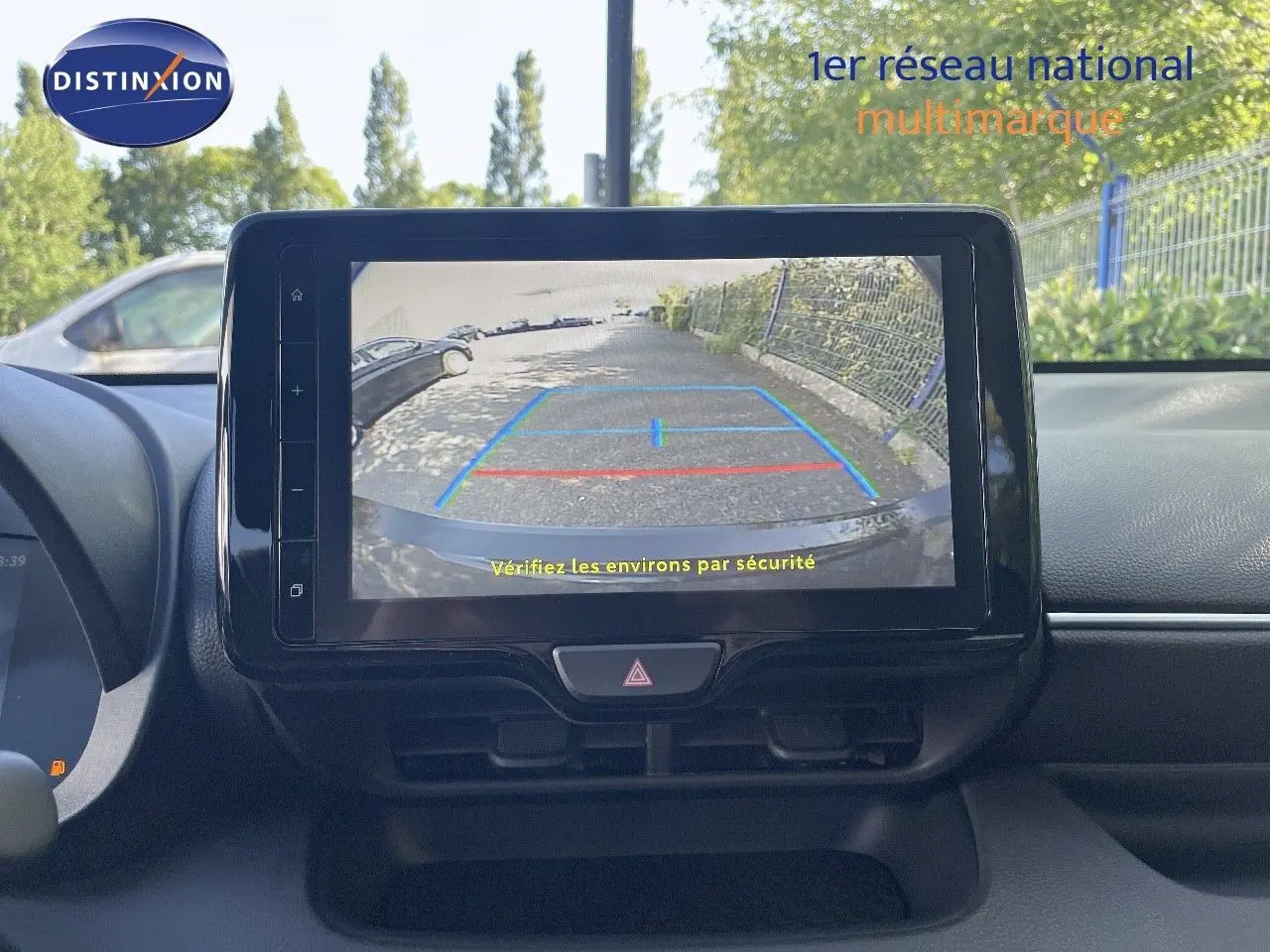 Écran central affichant la caméra de recul d'une Toyota Yaris Hybrid 116ch noir métal, vue intérieure frontale.