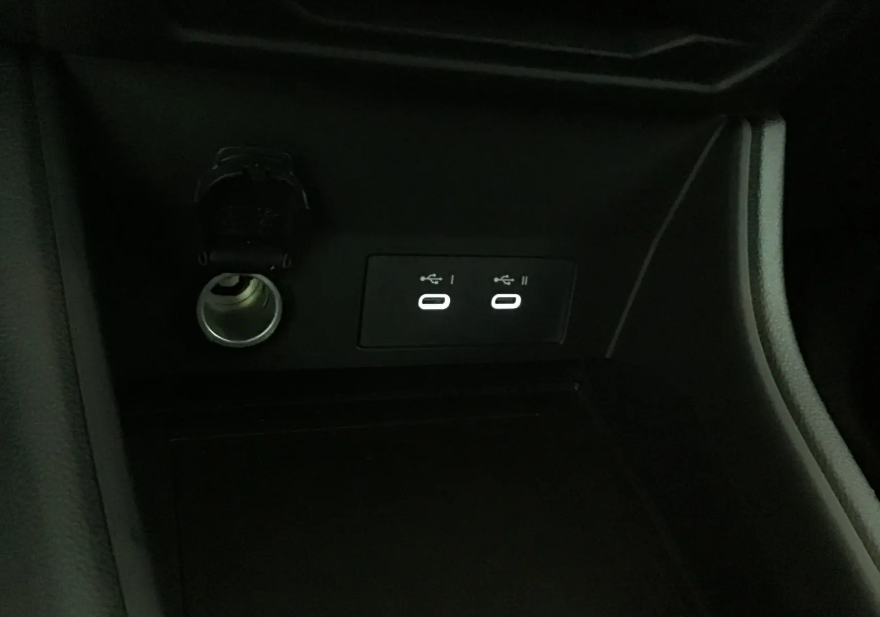 Prise allume-cigare et deux ports USB éclairés dans la console centrale du Renault Captur noir/gris perle 2025.