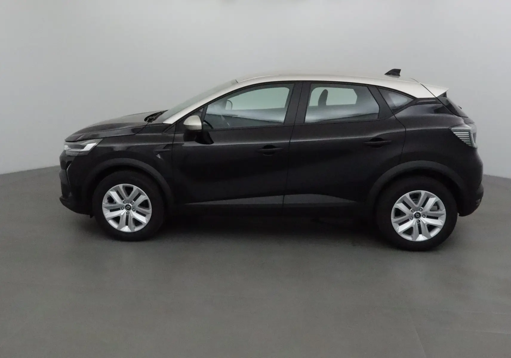 Profil droit du Renault Captur 2025 noir avec toit gris perle, roues alliage et lignes modernes distinctives.