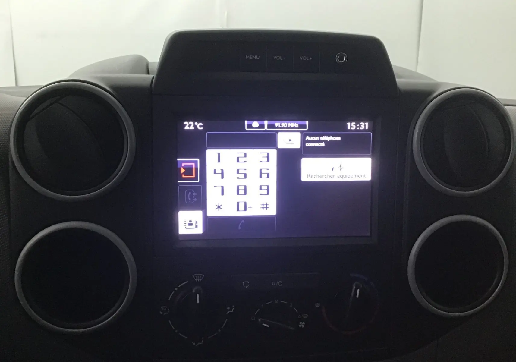 Tableau de bord noir du Citroën Berlingo 2018 avec écran tactile affichant le clavier téléphonique et commandes de climatisation.