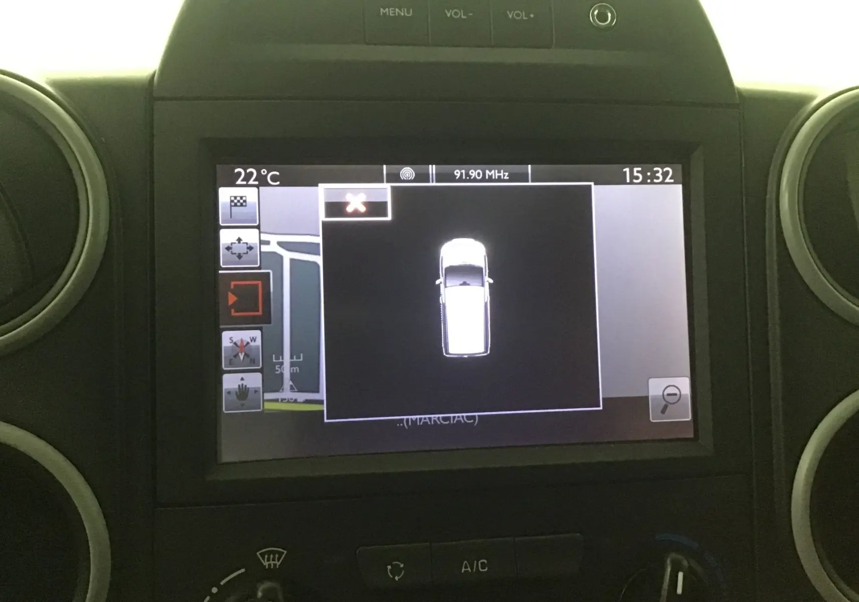 Écran GPS du Citroën Berlingo blanc 2018 montrant la vue aérienne du véhicule avec commandes climatisation visibles.