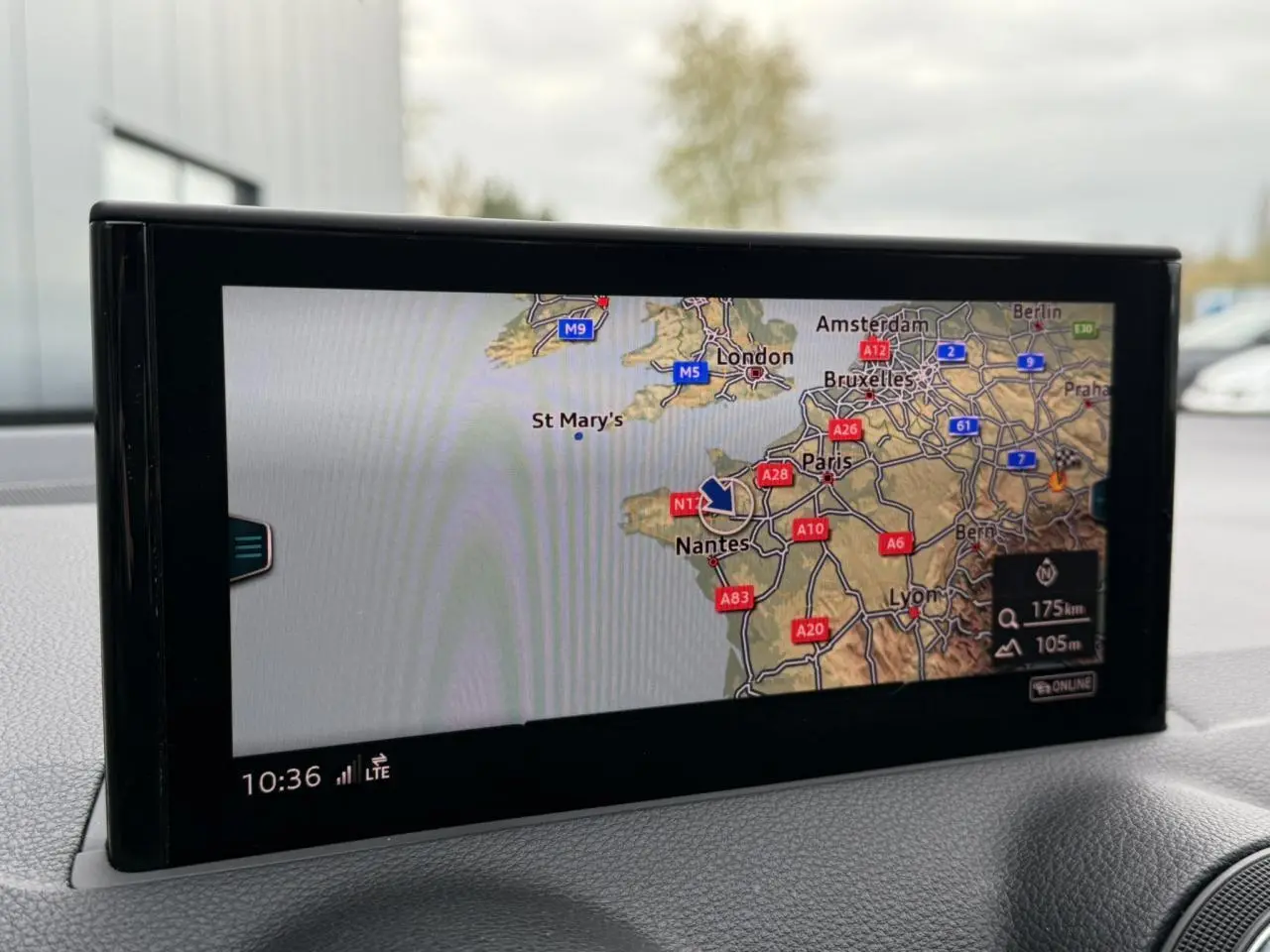 Écran de navigation intérieur affichant une carte détaillée dans un Audi Q2 noir métallisé S line 2023.